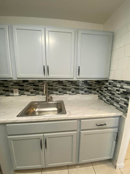 For Rent: $1,350 (1 beds, 1 baths, 570 Square Feet)