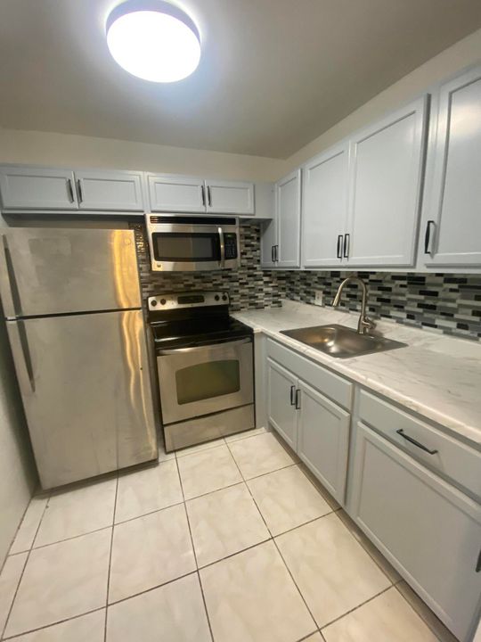 For Rent: $1,350 (1 beds, 1 baths, 570 Square Feet)