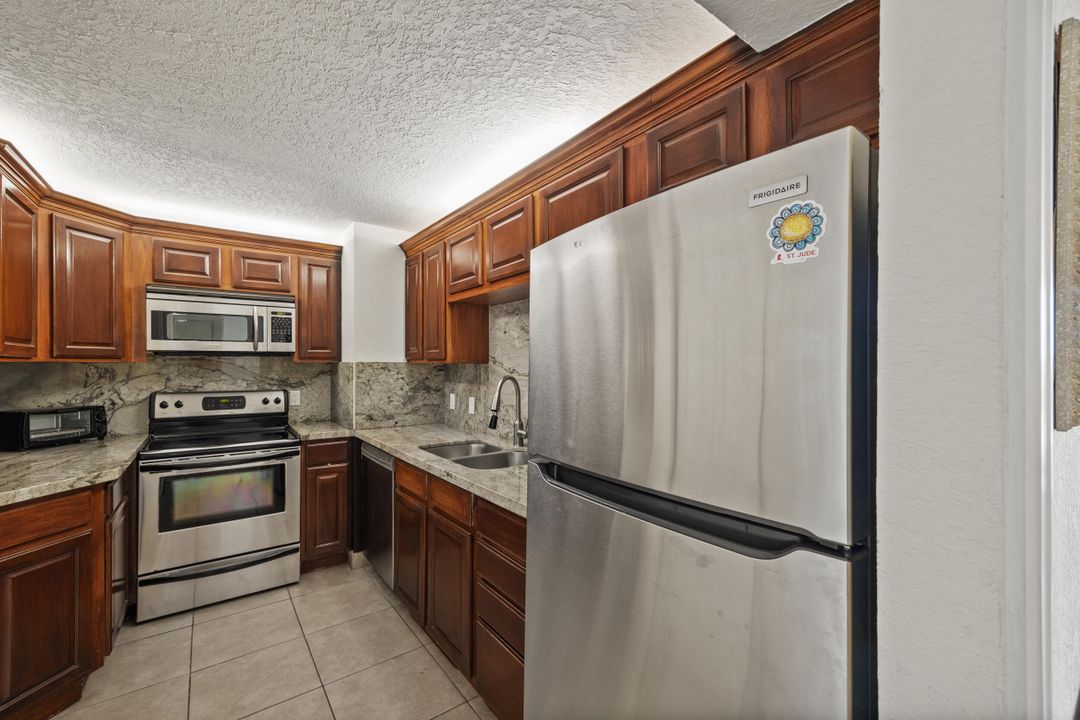 For Sale: $255,000 (2 beds, 2 baths, 1170 Square Feet)