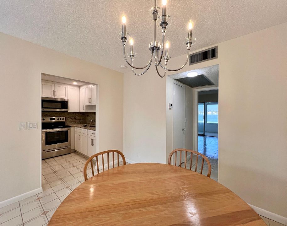 For Sale: $275,000 (1 beds, 1 baths, 702 Square Feet)