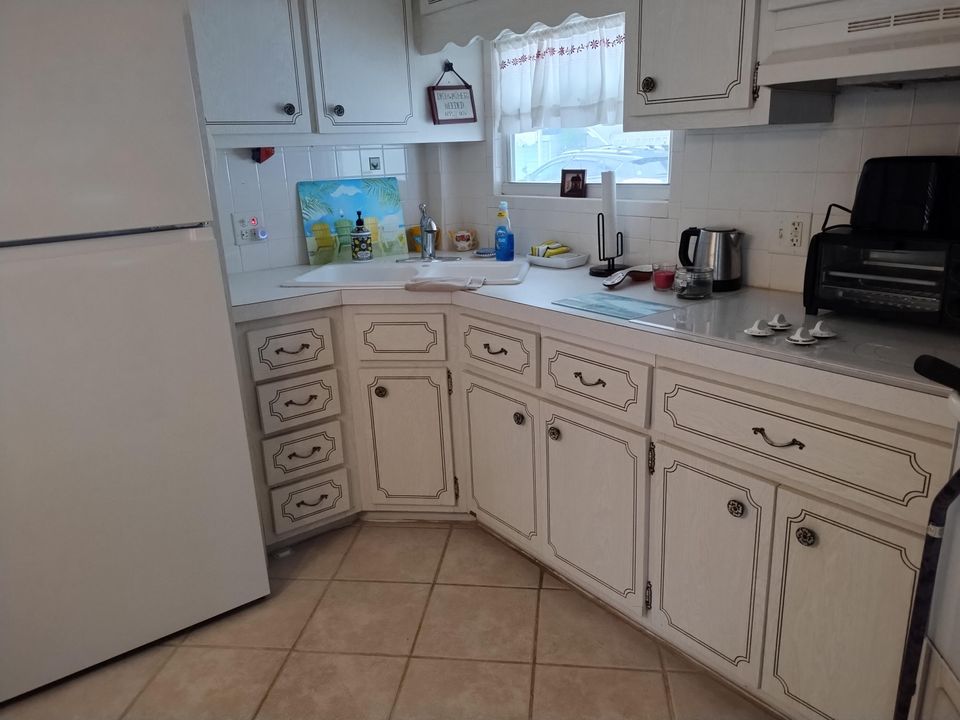 For Sale: $395,000 (1 beds, 1 baths, 784 Square Feet)