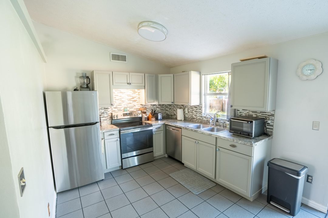 For Sale: $415,000 (3 beds, 2 baths, 1100 Square Feet)