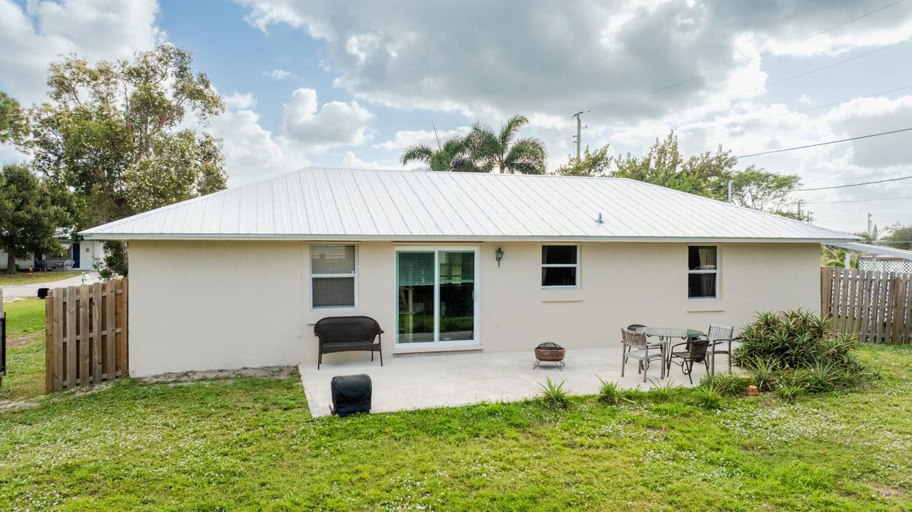 For Sale: $415,000 (3 beds, 2 baths, 1100 Square Feet)