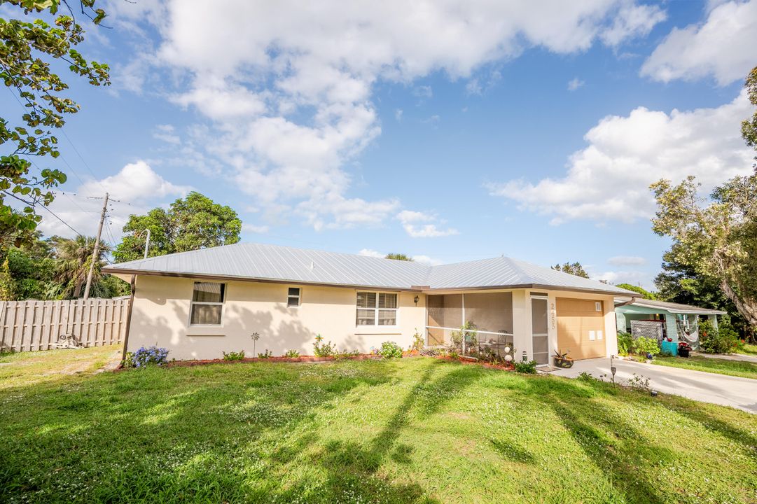 For Sale: $415,000 (3 beds, 2 baths, 1100 Square Feet)