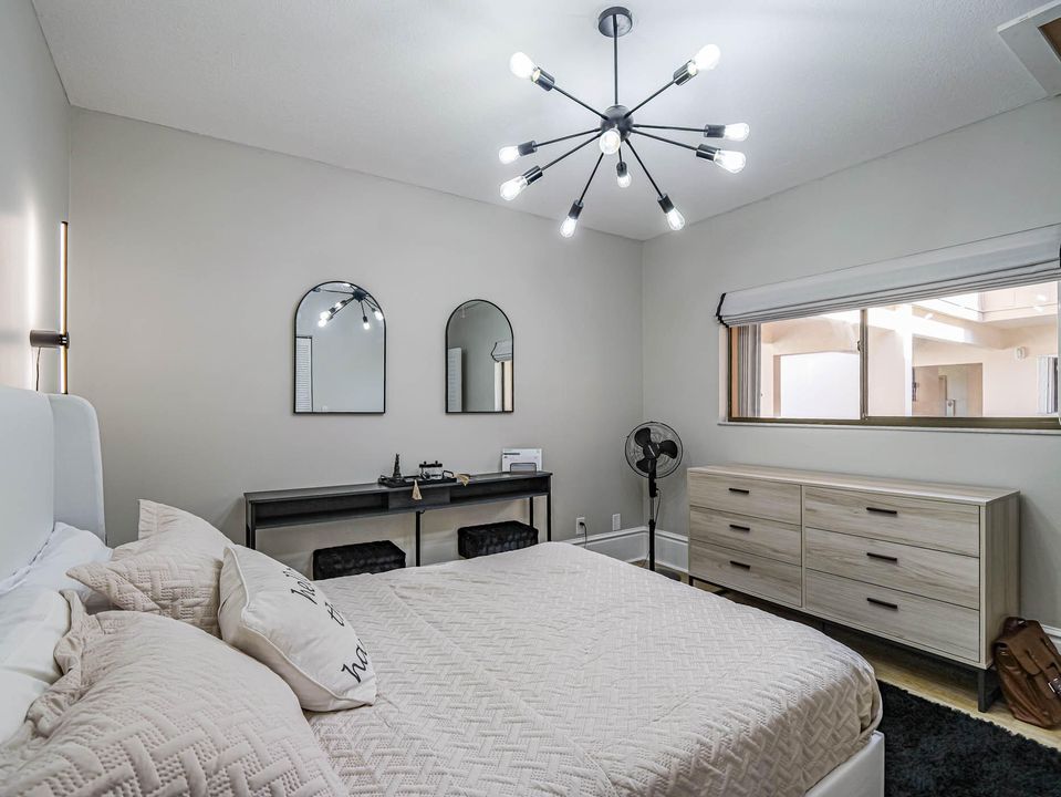 For Sale: $300,000 (2 beds, 2 baths, 1199 Square Feet)