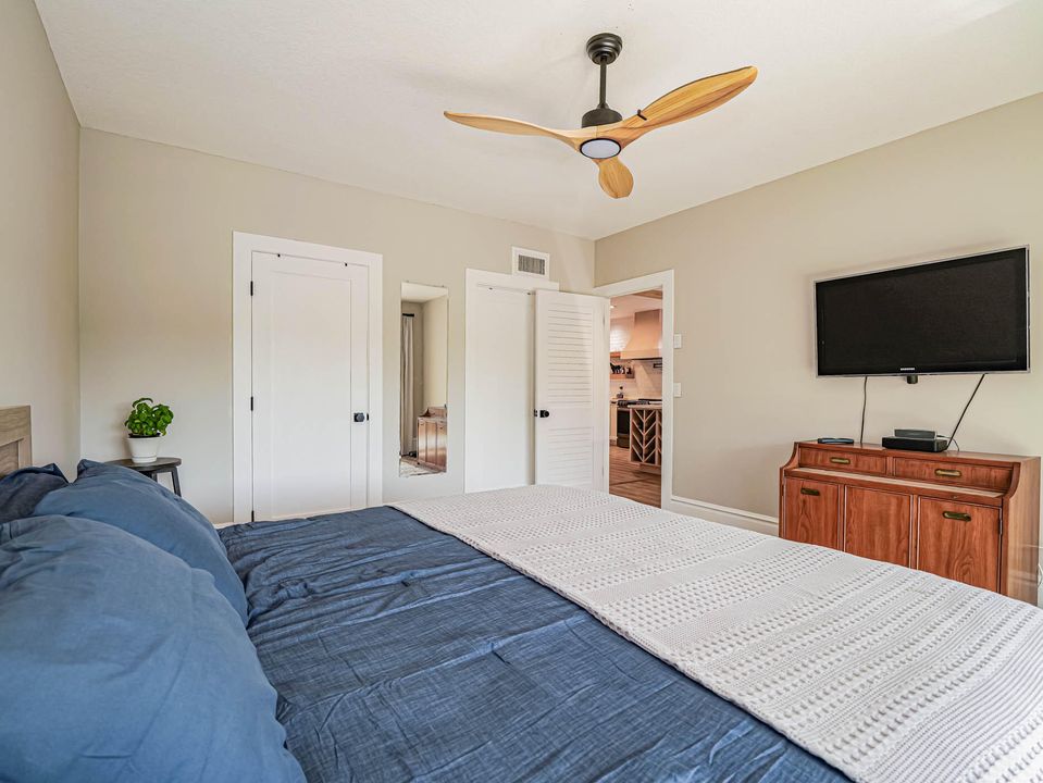 For Sale: $300,000 (2 beds, 2 baths, 1199 Square Feet)