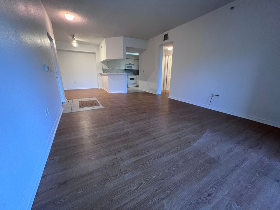 For Rent: $1,950 (1 beds, 1 baths, 819 Square Feet)