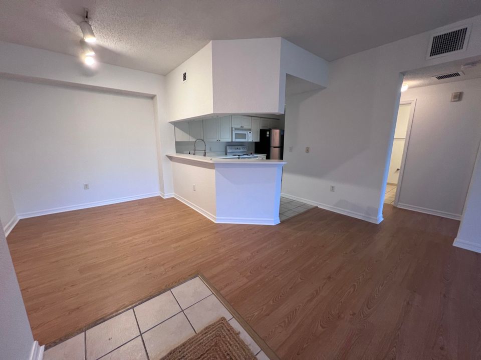 For Rent: $1,950 (1 beds, 1 baths, 819 Square Feet)