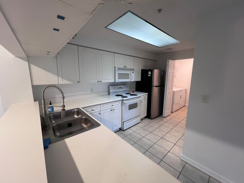 For Rent: $1,950 (1 beds, 1 baths, 819 Square Feet)