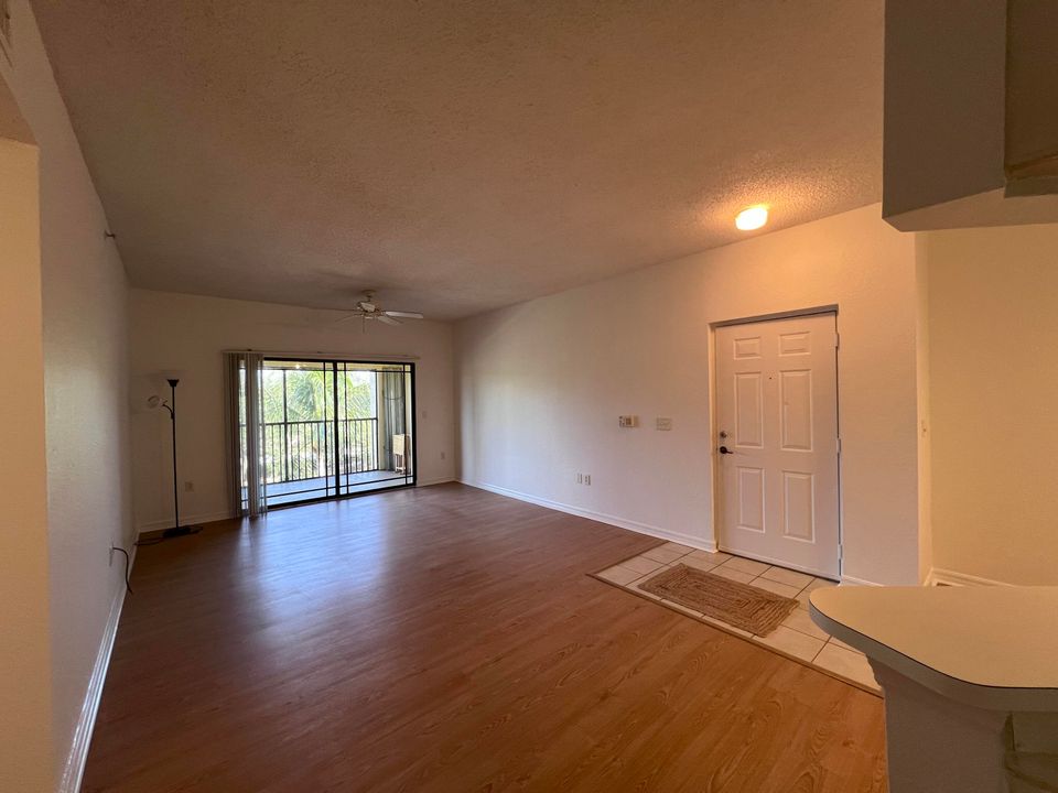 For Rent: $1,950 (1 beds, 1 baths, 819 Square Feet)