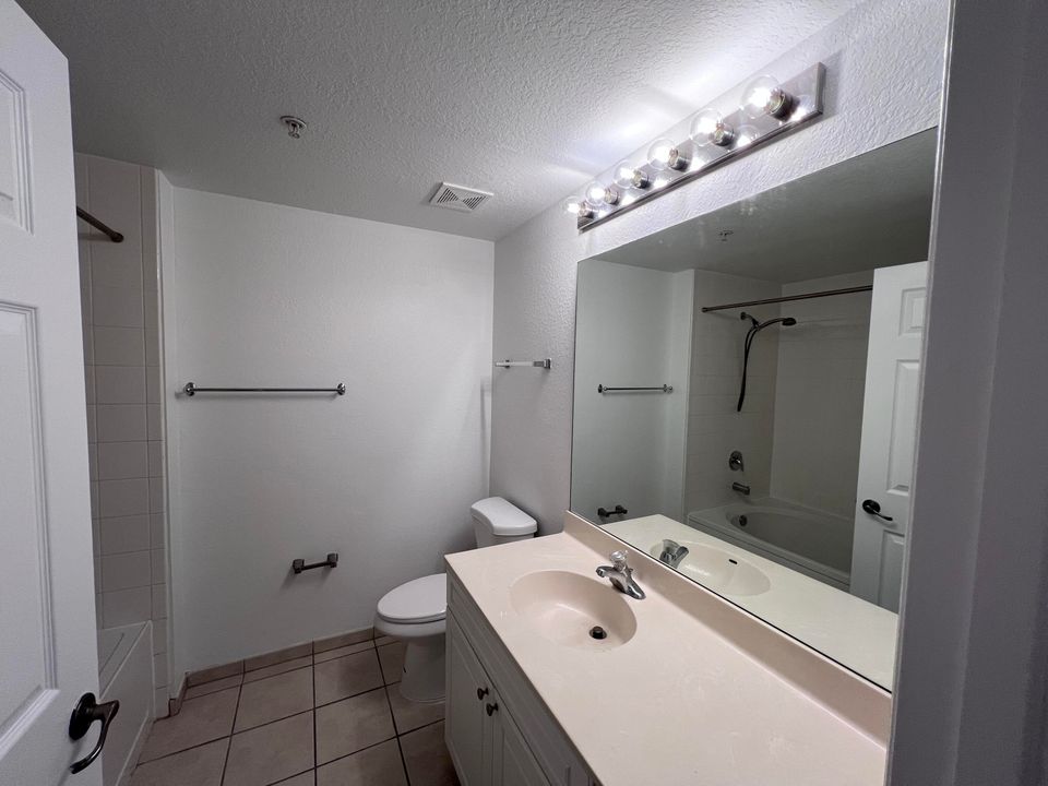 For Rent: $1,950 (1 beds, 1 baths, 819 Square Feet)