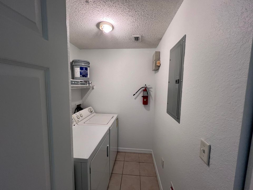 For Rent: $1,950 (1 beds, 1 baths, 819 Square Feet)