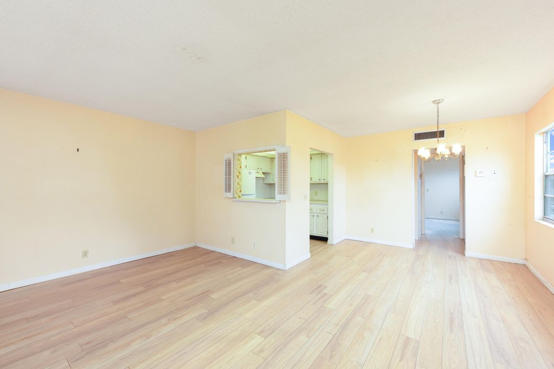 For Sale: $78,500 (1 beds, 1 baths, 684 Square Feet)