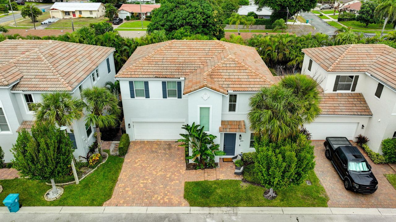 For Sale: $750,000 (3 beds, 2 baths, 2094 Square Feet)