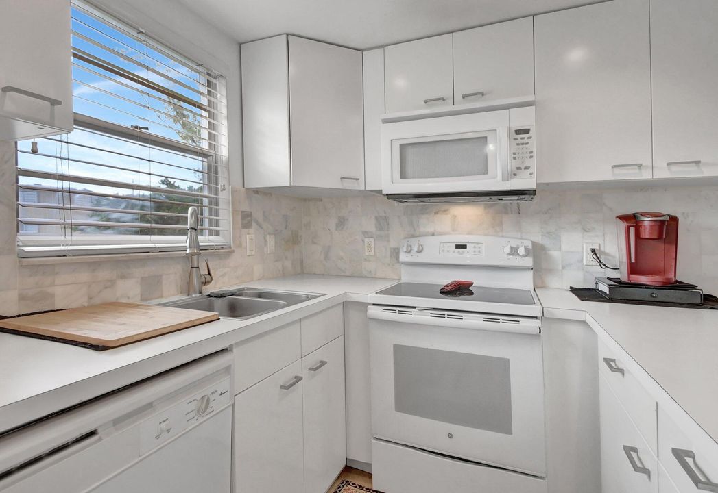 For Sale: $239,900 (2 beds, 1 baths, 915 Square Feet)