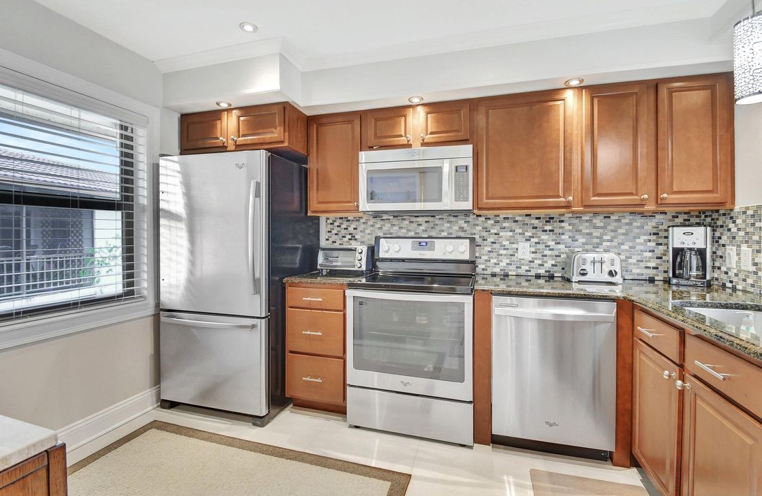 For Sale: $349,000 (2 beds, 2 baths, 1216 Square Feet)