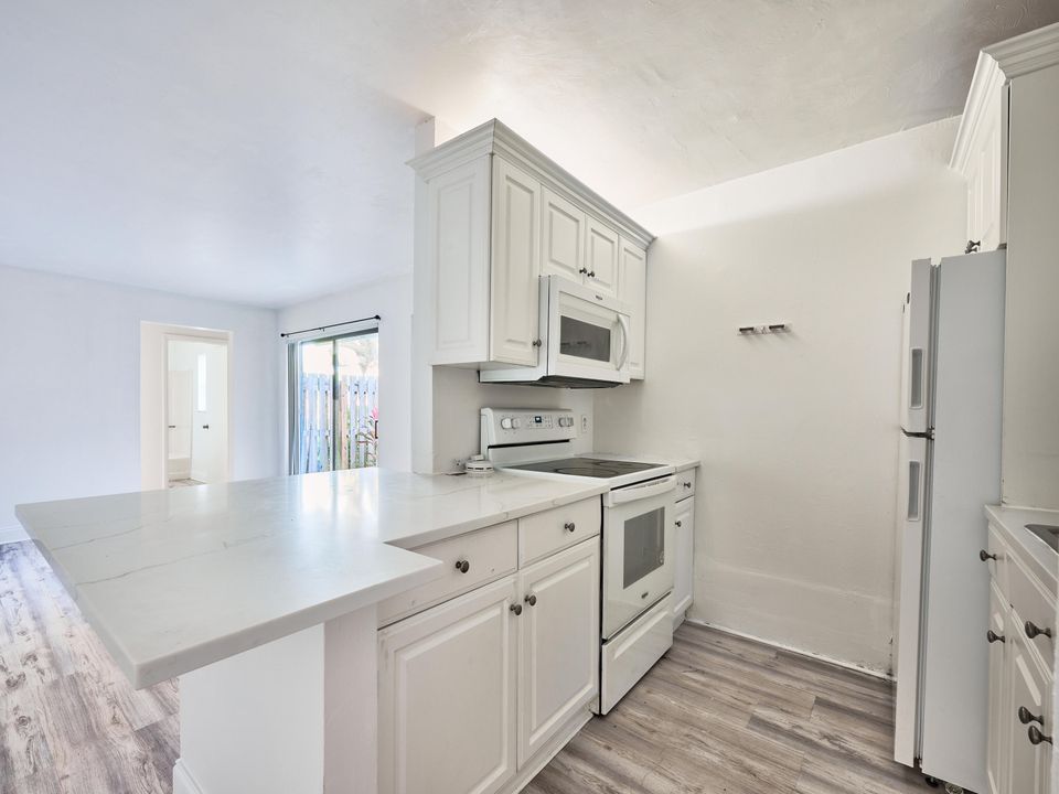 For Sale: $189,000 (2 beds, 2 baths, 864 Square Feet)