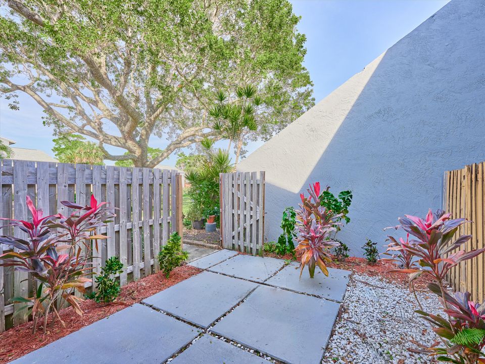 For Sale: $189,000 (2 beds, 2 baths, 864 Square Feet)