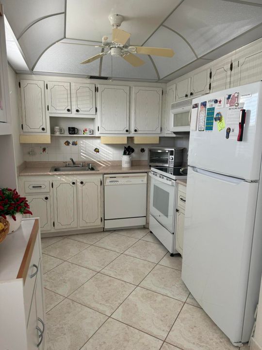 For Sale: $109,000 (2 beds, 2 baths, 880 Square Feet)