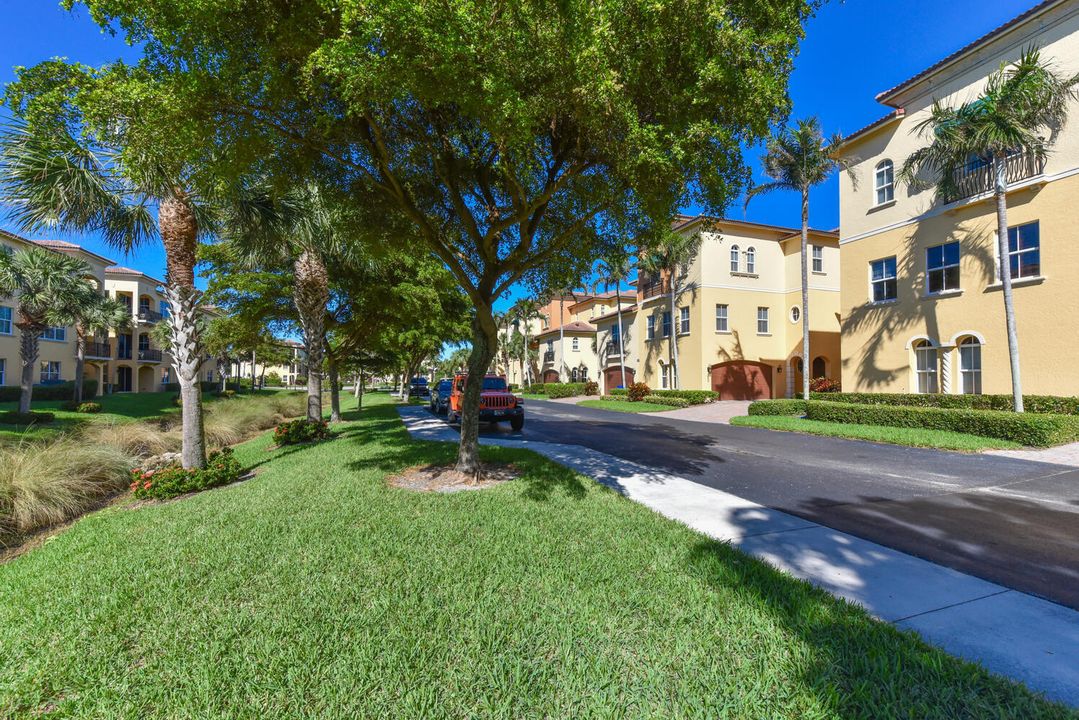 For Sale: $750,000 (3 beds, 3 baths, 2682 Square Feet)