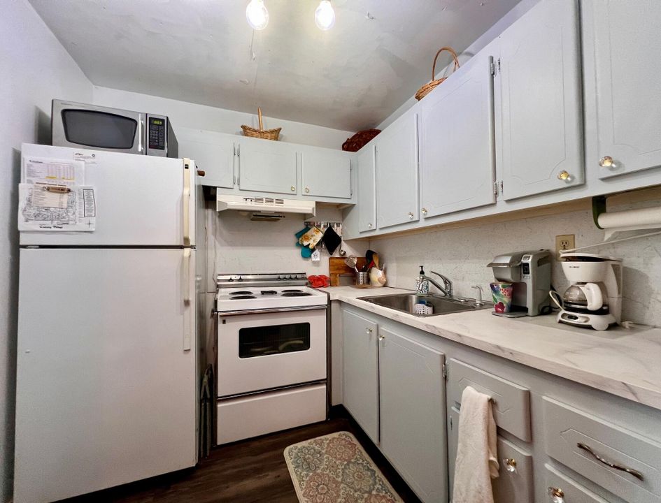 For Sale: $82,500 (1 beds, 1 baths, 570 Square Feet)