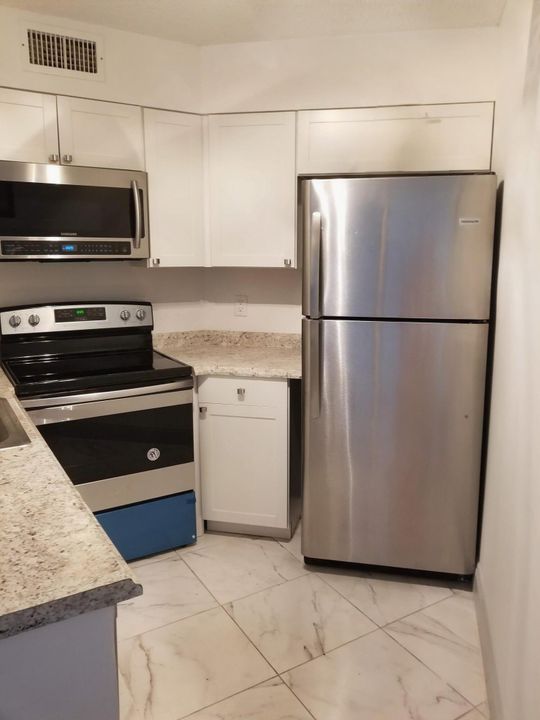 For Rent: $2,200 (2 beds, 2 baths, 890 Square Feet)