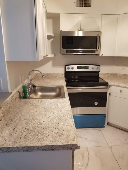 For Rent: $2,200 (2 beds, 2 baths, 890 Square Feet)