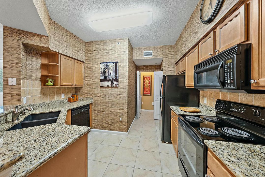 For Sale: $354,900 (2 beds, 2 baths, 1213 Square Feet)