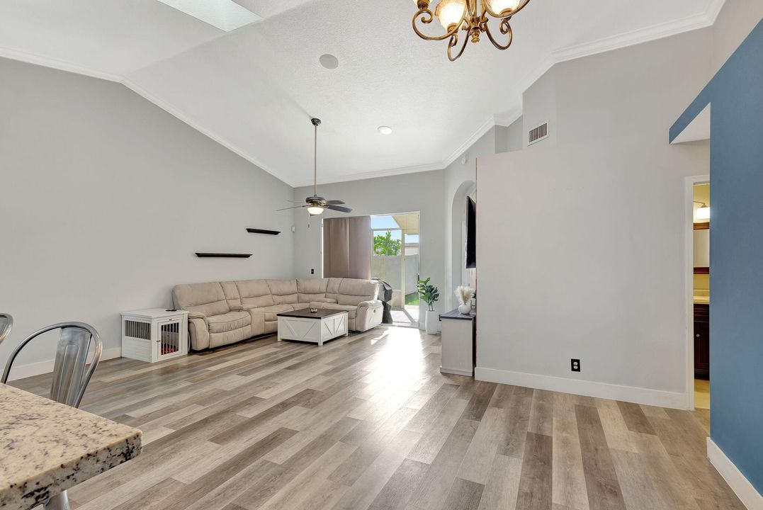 For Sale: $550,000 (3 beds, 2 baths, 1584 Square Feet)