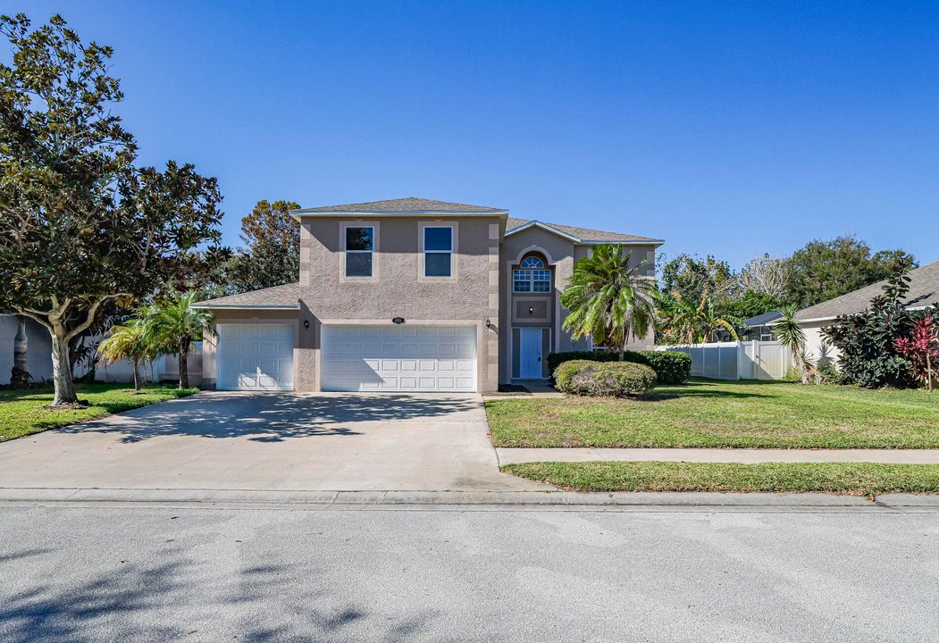 For Sale: $379,900 (5 beds, 2 baths, 2604 Square Feet)