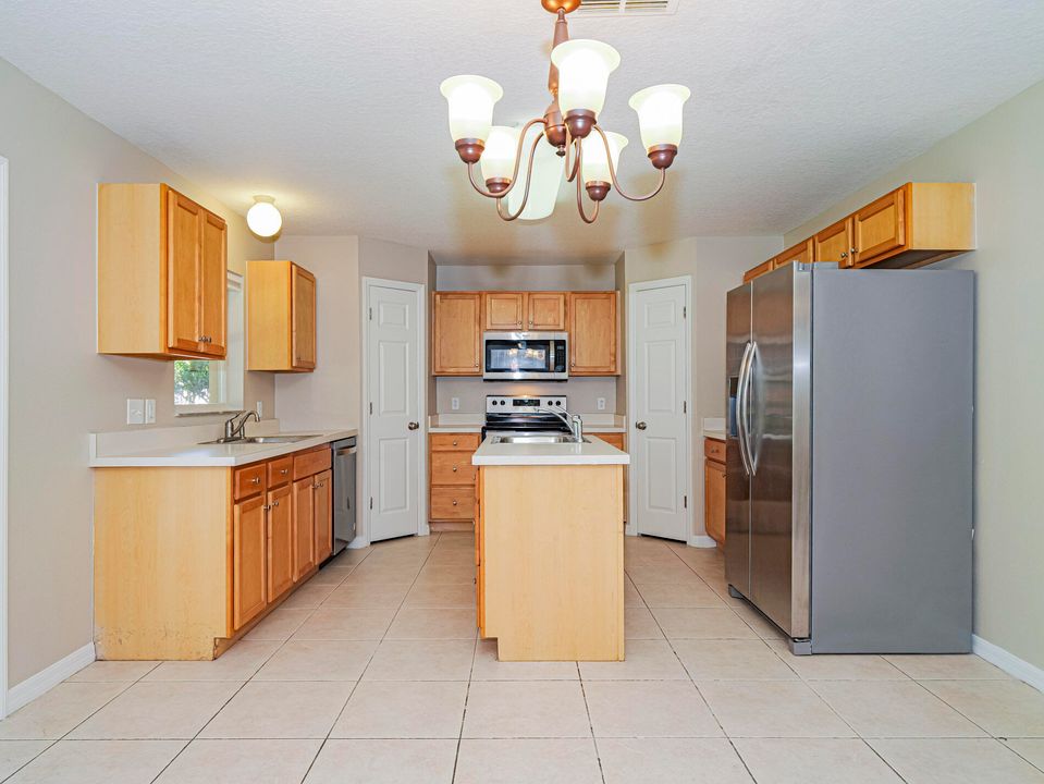 For Sale: $379,900 (5 beds, 2 baths, 2604 Square Feet)