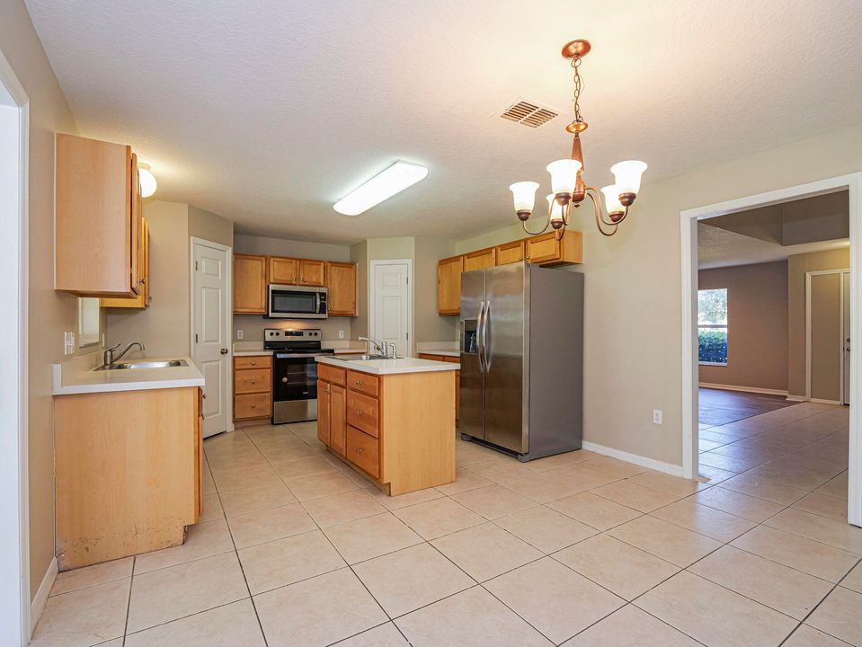 For Sale: $379,900 (5 beds, 2 baths, 2604 Square Feet)