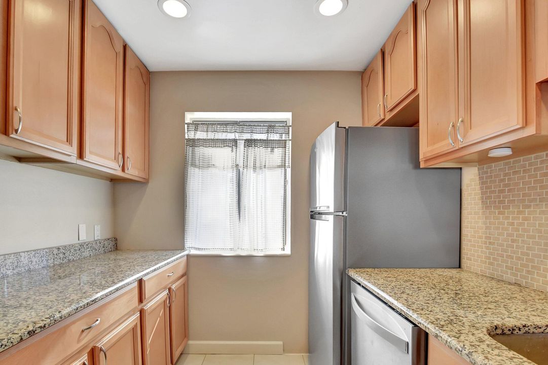 For Sale: $179,900 (2 beds, 2 baths, 1005 Square Feet)