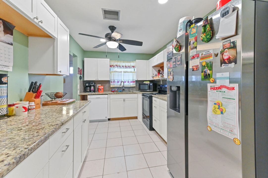 For Sale: $199,900 (2 beds, 2 baths, 1324 Square Feet)