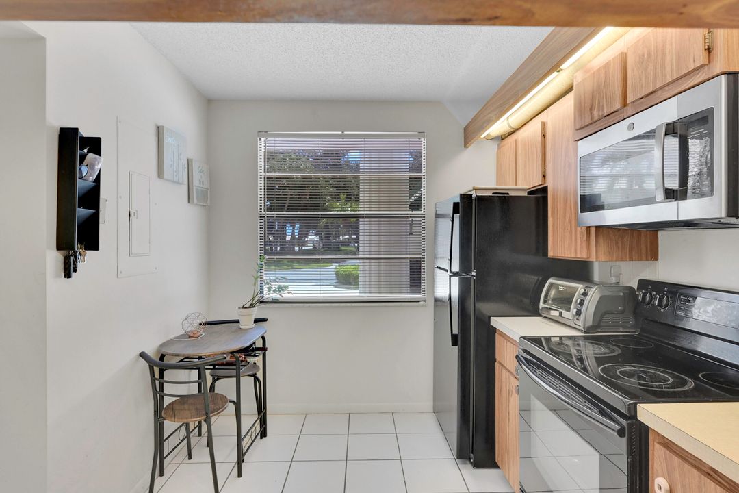 For Rent: $2,000 (2 beds, 2 baths, 1385 Square Feet)