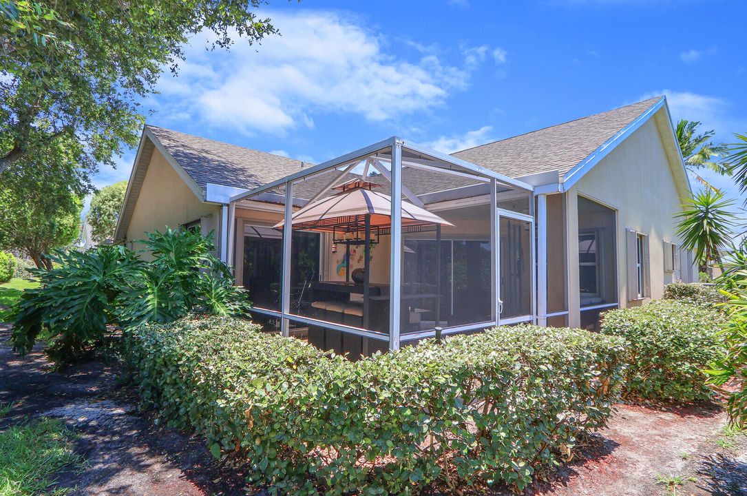 For Sale: $320,000 (2 beds, 2 baths, 1139 Square Feet)