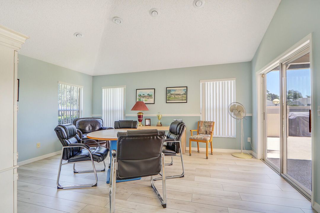 For Sale: $320,000 (2 beds, 2 baths, 1139 Square Feet)