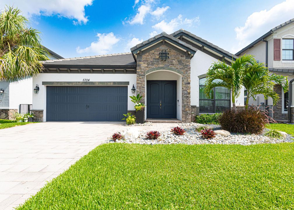 For Sale: $720,000 (3 beds, 2 baths, 2049 Square Feet)