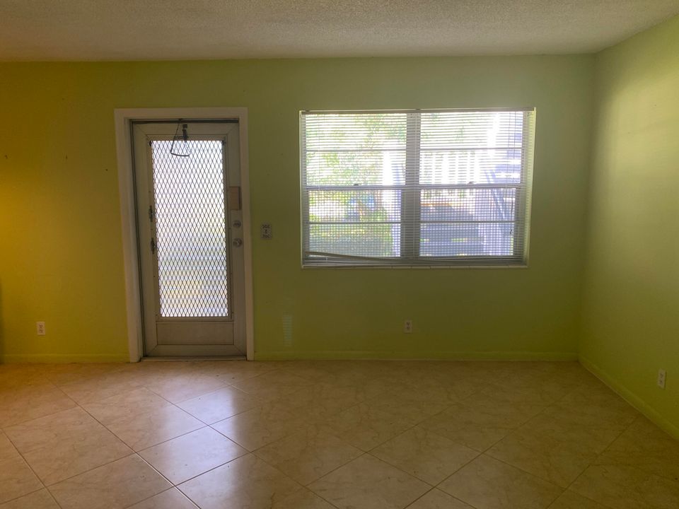 For Sale: $130,000 (2 beds, 1 baths, 798 Square Feet)