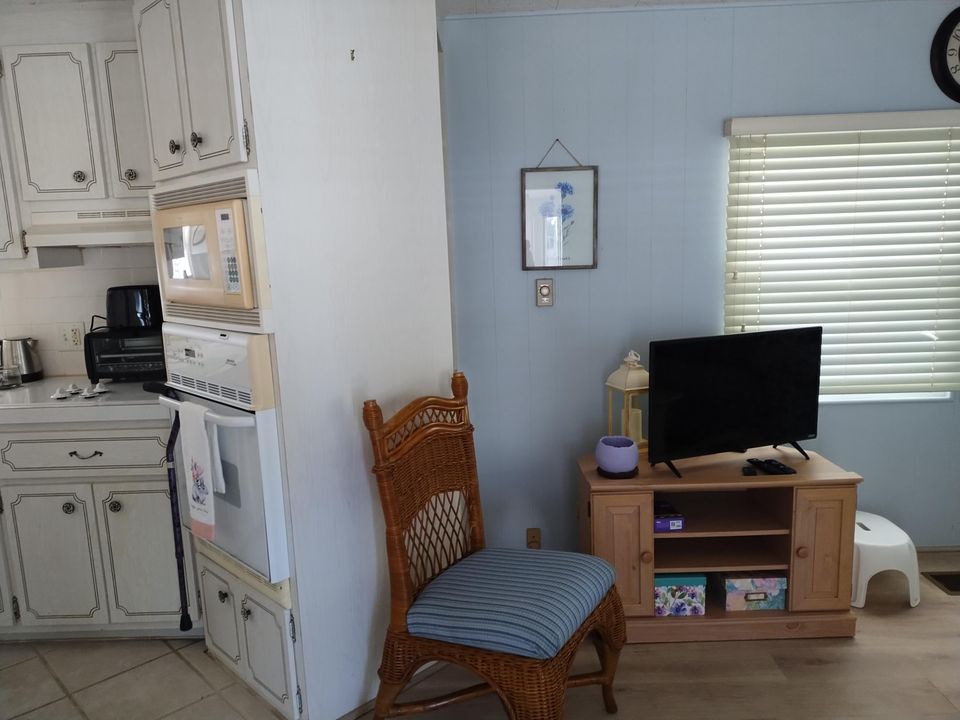 For Sale: $395,000 (1 beds, 1 baths, 784 Square Feet)