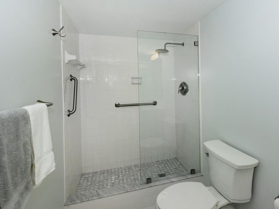 For Rent: $5,500 (2 beds, 2 baths, 1293 Square Feet)