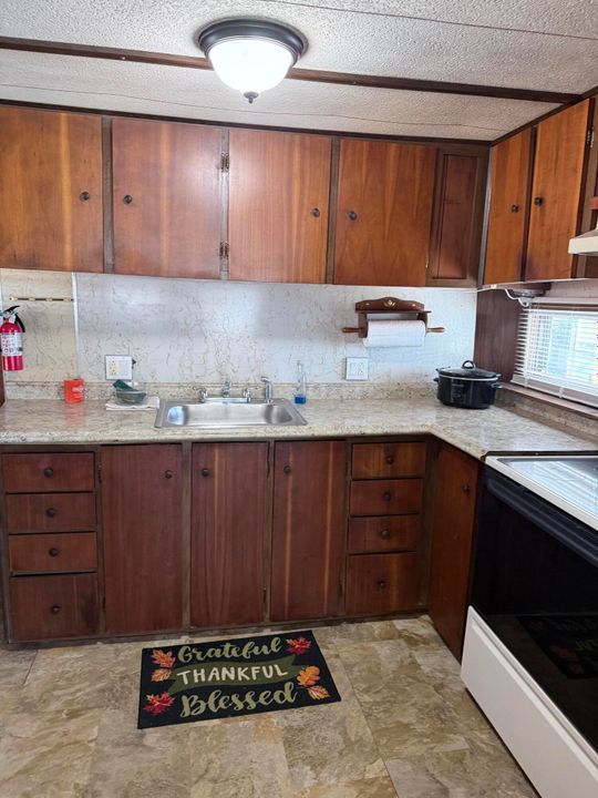 For Sale: $165,000 (2 beds, 1 baths, 732 Square Feet)