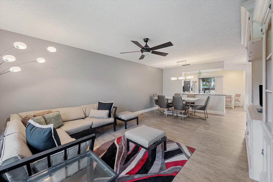 For Sale: $295,000 (2 beds, 2 baths, 1112 Square Feet)