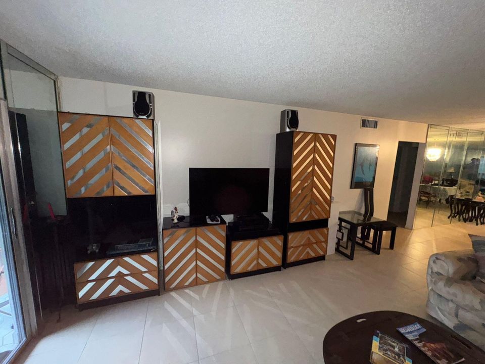 For Rent: $3,250 (2 beds, 2 baths, 1156 Square Feet)