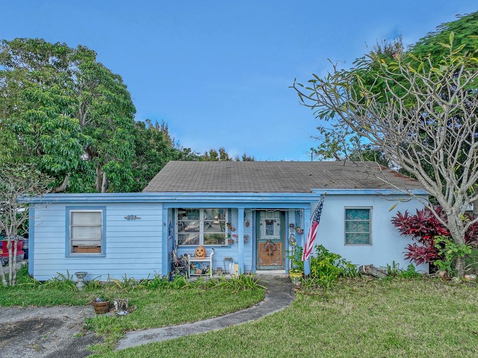 For Sale: $910,000 (2 beds, 1 baths, 1403 Square Feet)