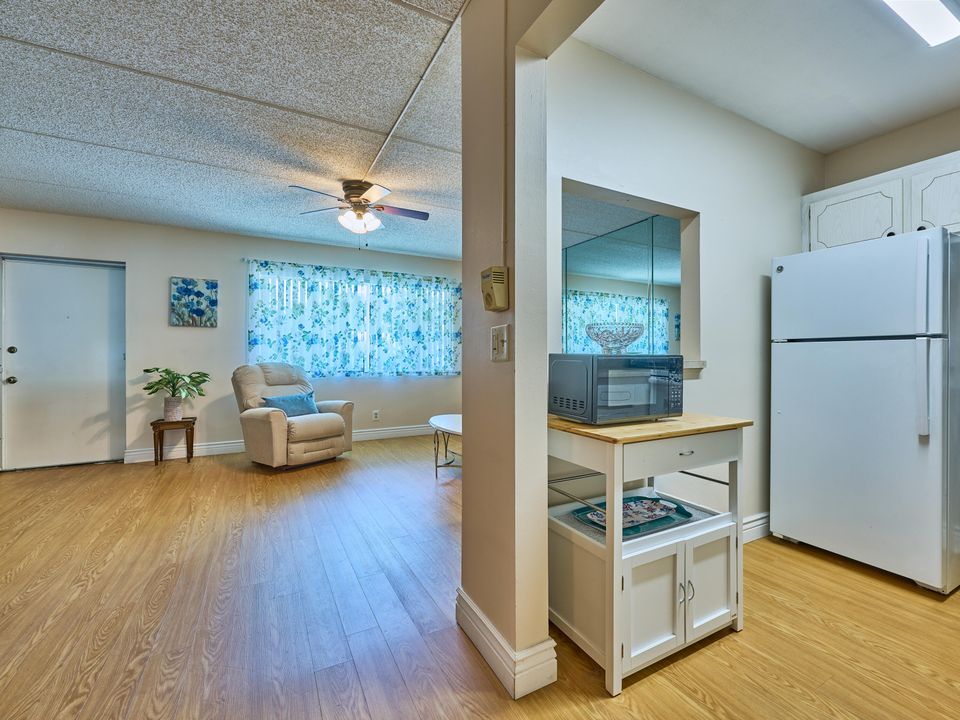 For Sale: $99,000 (1 beds, 1 baths, 779 Square Feet)