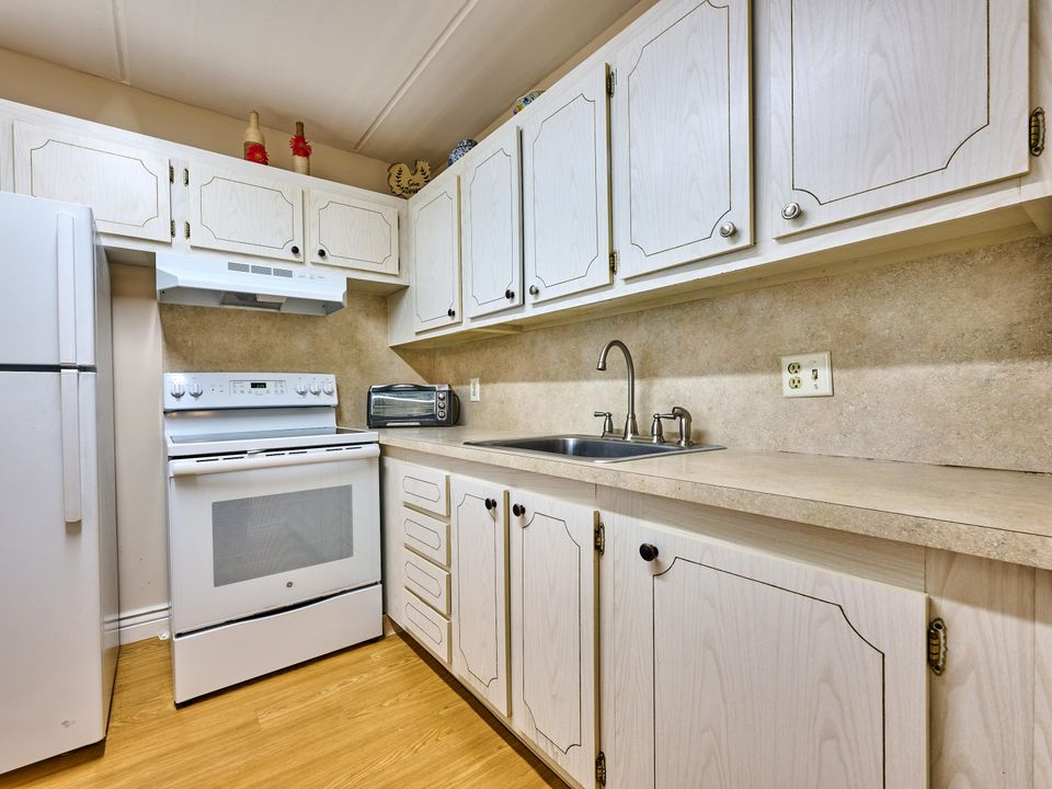 For Sale: $99,000 (1 beds, 1 baths, 779 Square Feet)