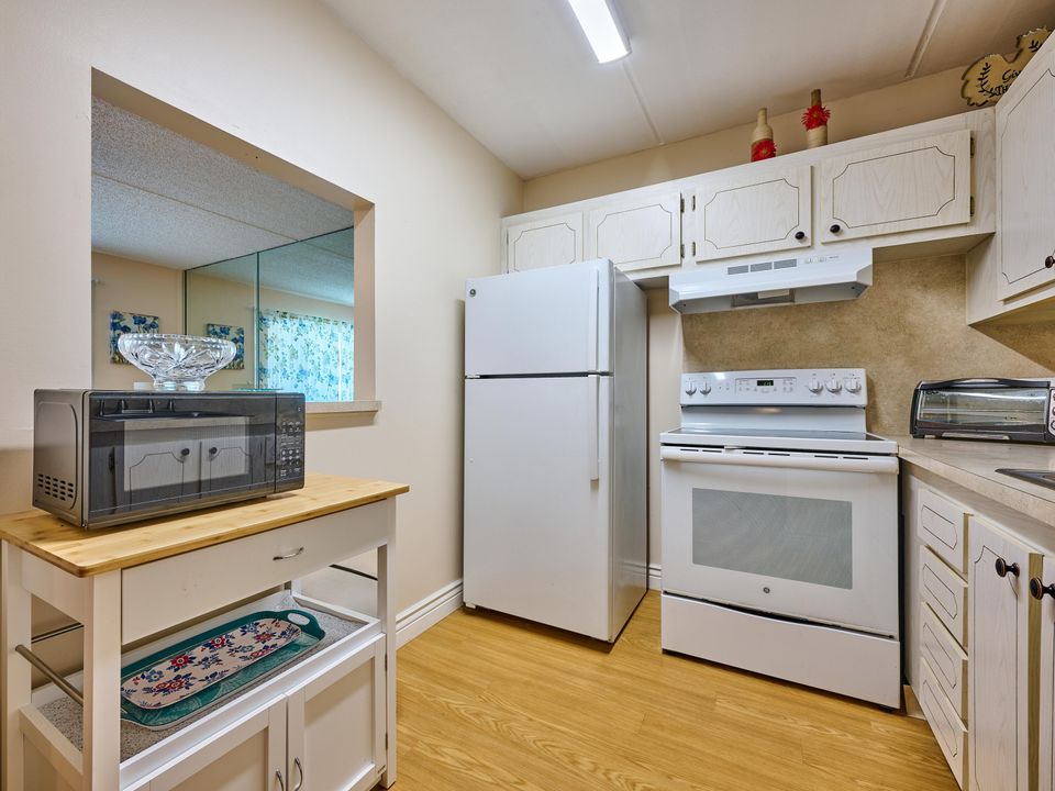 For Sale: $99,000 (1 beds, 1 baths, 779 Square Feet)