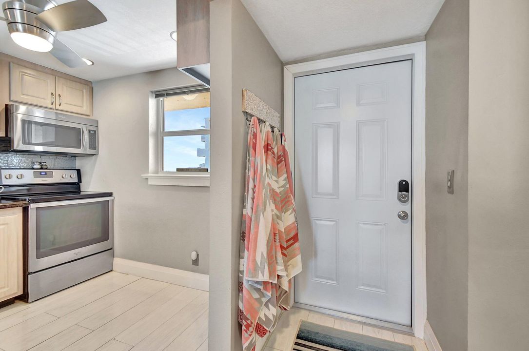 Active With Contract: $334,900 (1 beds, 1 baths, 760 Square Feet)