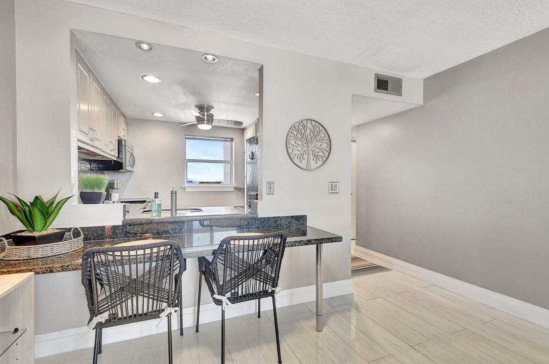 Active With Contract: $334,900 (1 beds, 1 baths, 760 Square Feet)